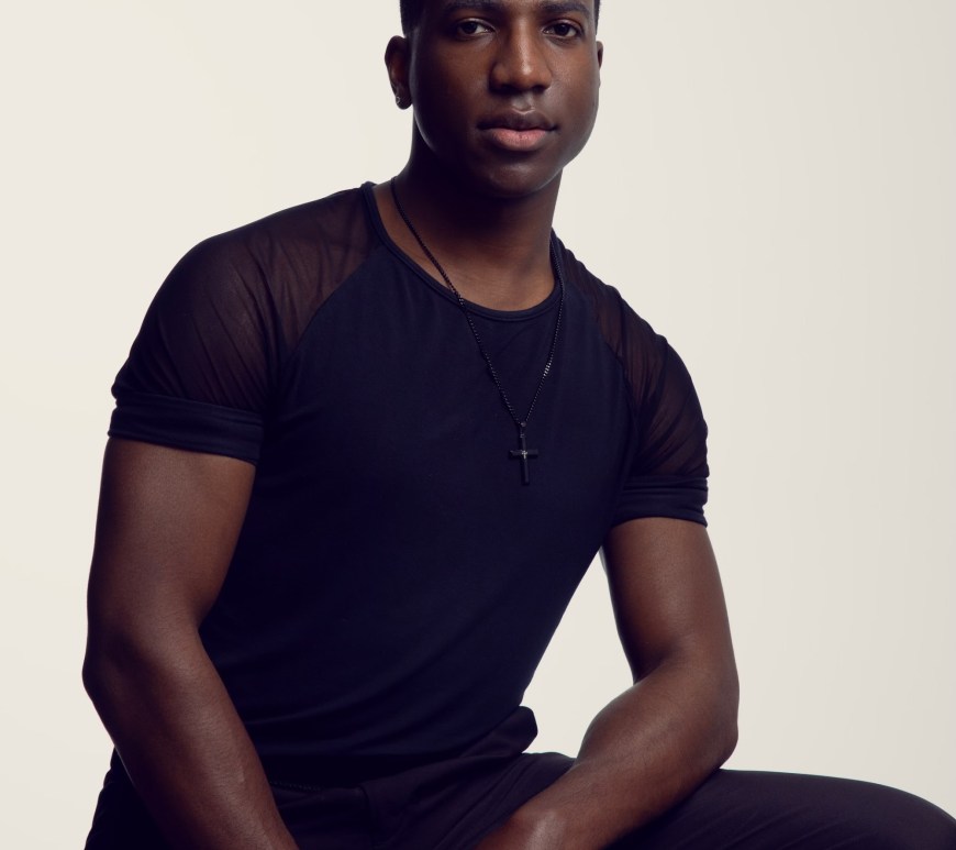 Maxur darkpop singer